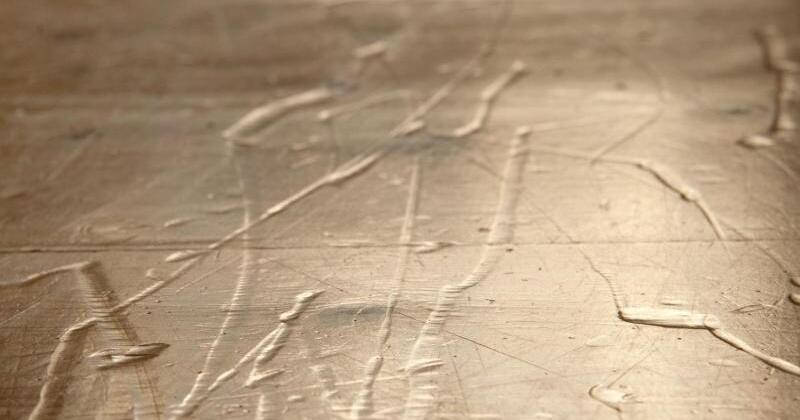 Tiefe Kratzer im Parkett schnell reparieren | GMX.AT