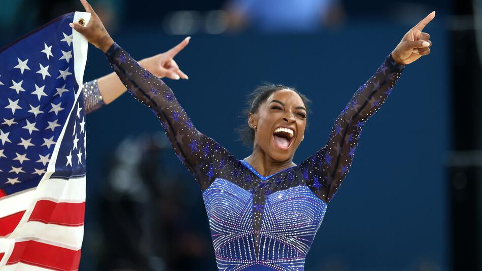 US-Turnerin Simone Biles feiert ihren Mehrkampf-Titel bei Olympia in Paris