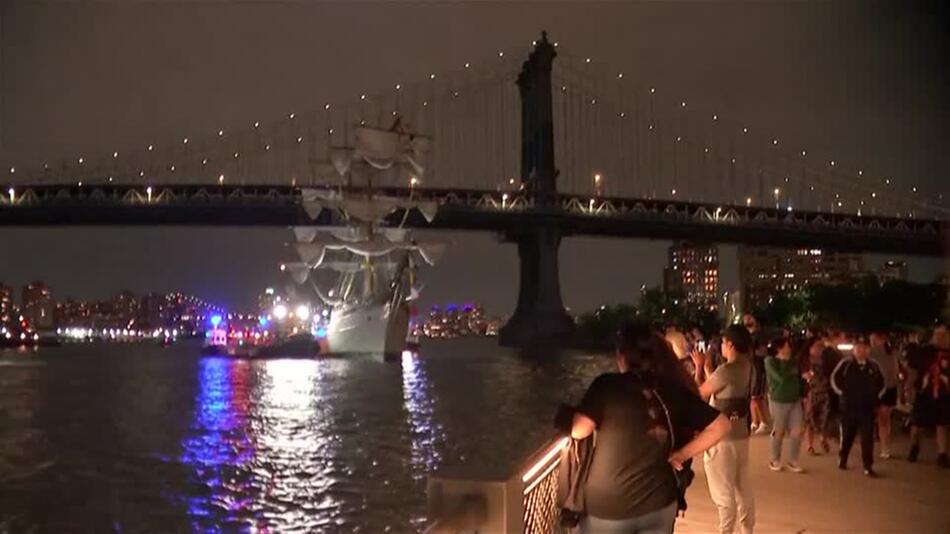 Großsegler aus Mexiko kracht in Brooklyn Bridge in New York