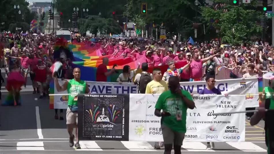 (Regenbogen)Flagge zeigen gegen Trump: World-Pride-Marsch in Washington