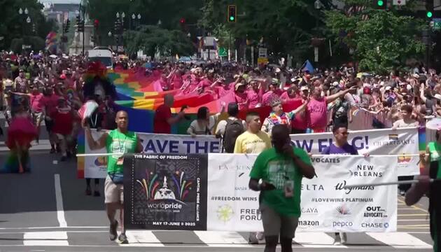 (Regenbogen)Flagge zeigen gegen Trump: World-Pride-Marsch in Washington