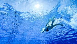 Frau schwimmt im Freibad