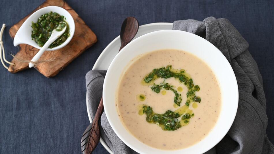 Suppe von ofengeröstetem Blumenkohl mit Salsa Verde