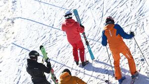 Menschen mit Skiausrüstung laufen durch den Schnee