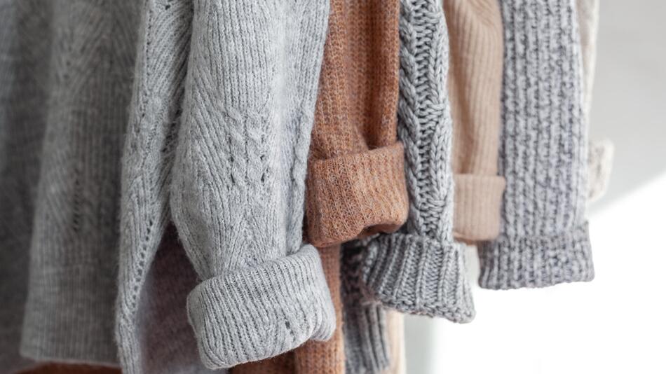 Pullover in Grau, Braun und Beige - alles, was jetzt Trend ist für Damen im Herbst.
