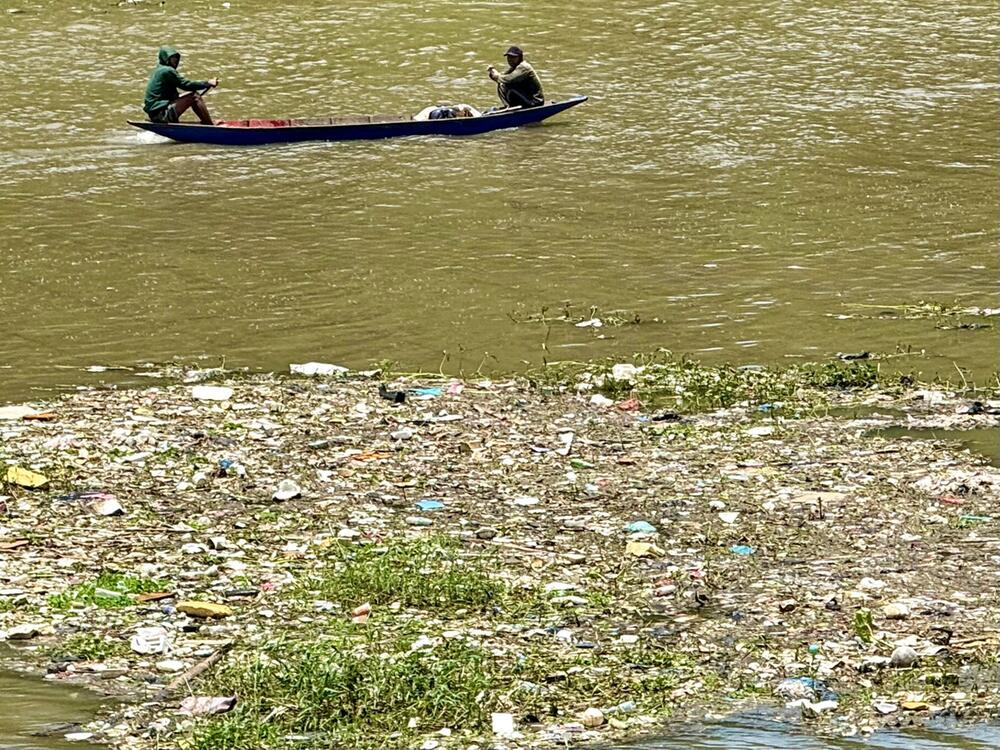 Müll im Fluss Citarum auf Java