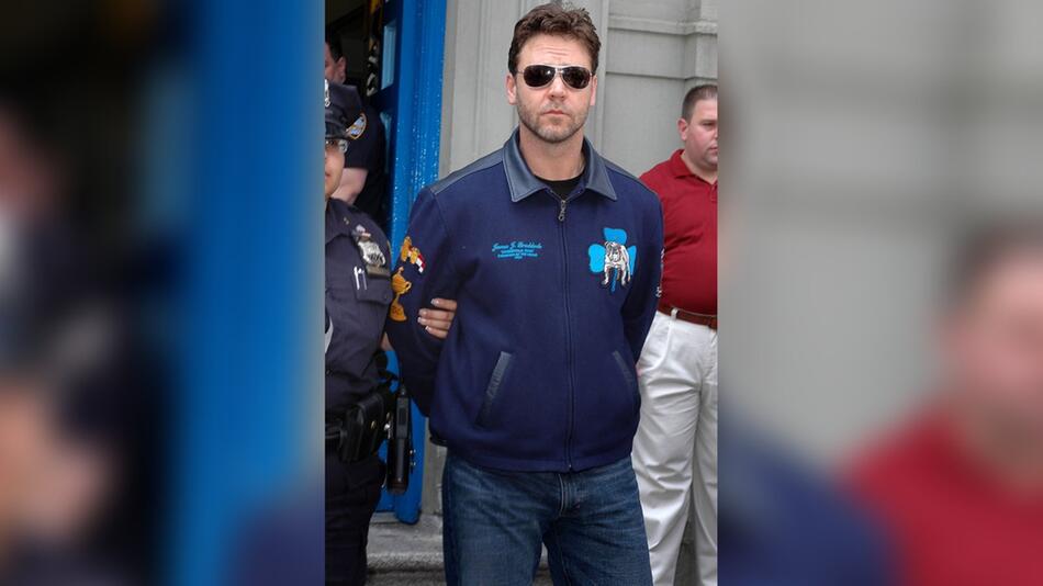 2005 wurde Russell Crowe in New York festgenommen, nachdem er ein Telefon auf einen ...