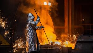 Stahlarbeiter am Hochofen