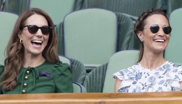 Prinzessin Kate und ihre Schwester Pippa - hier beim Tennisturnier in Wimbledon - halten fest ...
