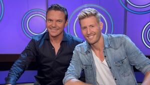 Solidarität mit seinem Kumpel: Sänger Maximilian Arland (r.) kennt den "Immer wieder sonntags" ...