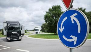 Ein Kreisverkehr mit Verkehrsschild