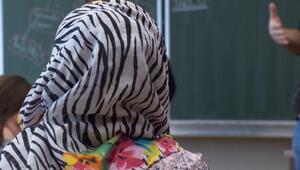 Österreich: Kopftuchverbot bis 14 in Schulen beschlossen