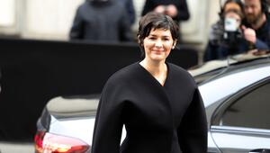 Audrey Tautou in einem schwarzen Mantel.