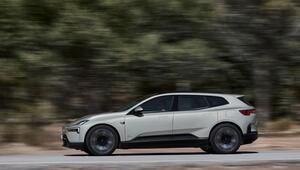 Der neue Polestar 4 SUV auf einer Straße