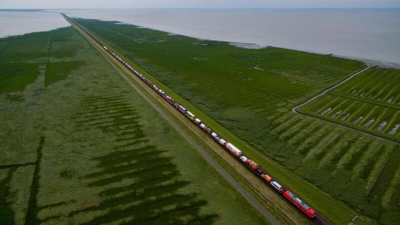 Sylt-Shuttle auf dem Hindenburgdamm