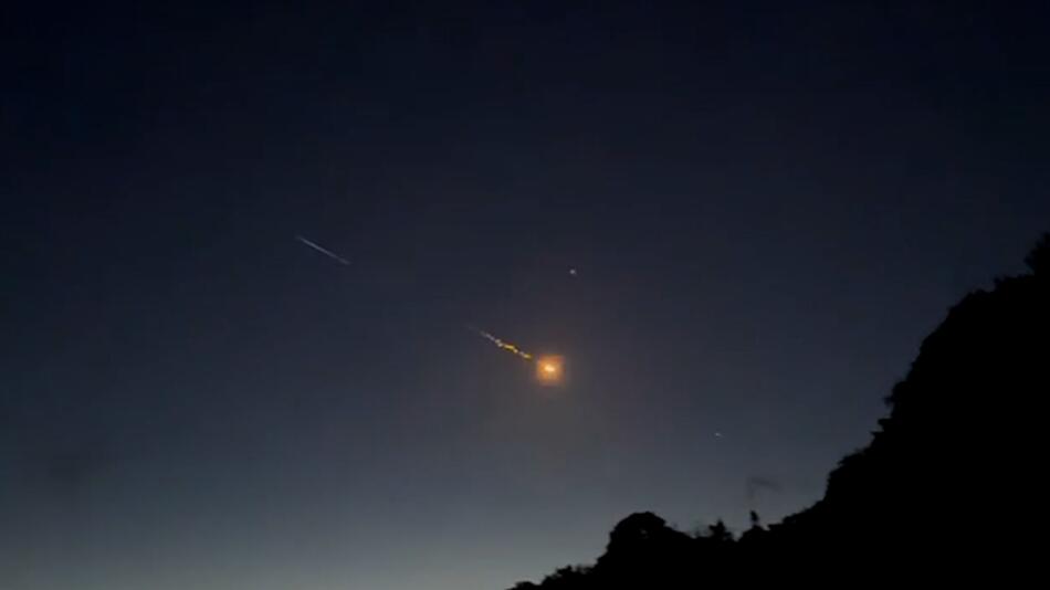 Feuerball am Sternenhimmel über Schottland