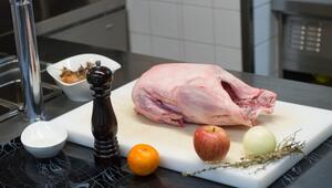 Eine rohe Weihnachtsgans liegt zur Zubereitung bereit