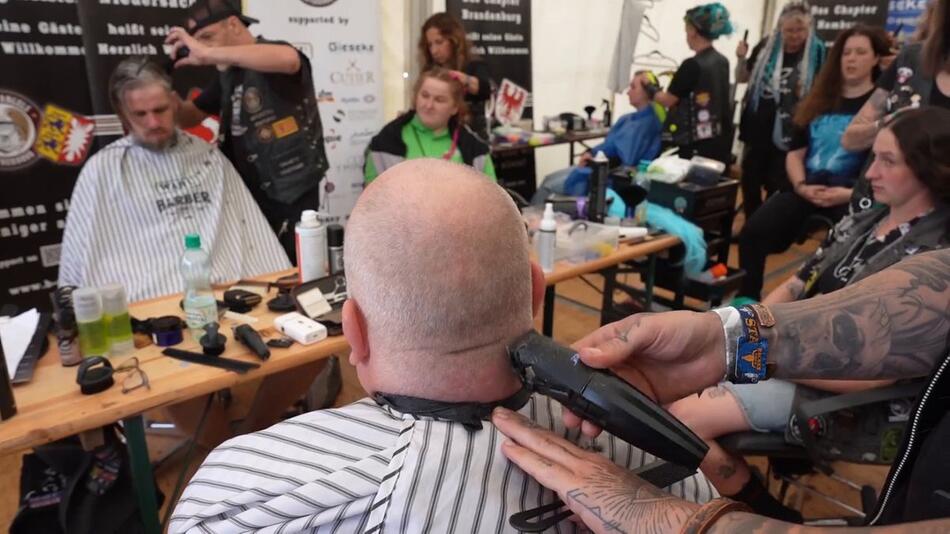 Matsch, Metal und Meisterscheren: Friseure arbeiten für den guten Zweck in Wacken