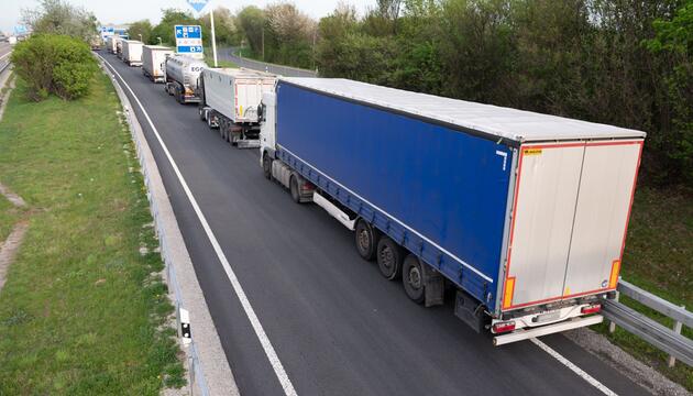 Lkw-Parkplätze auf Autobahn