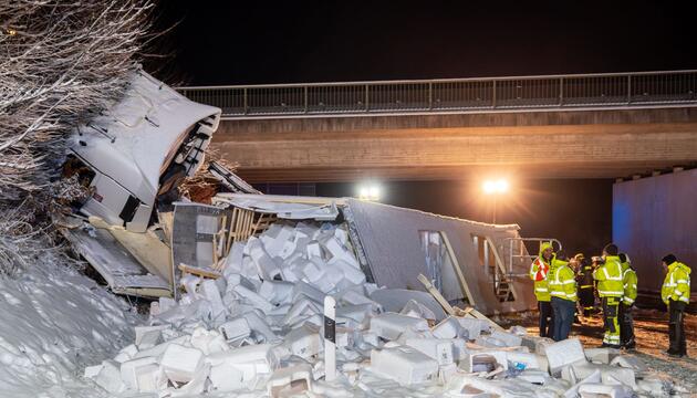 Lkw kippt auf schneeglatter Autobahn um