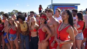 Am kalifornischen Strand tummelten sich zum "Baywatch"-Casting vielen junge Menschen in roten ...