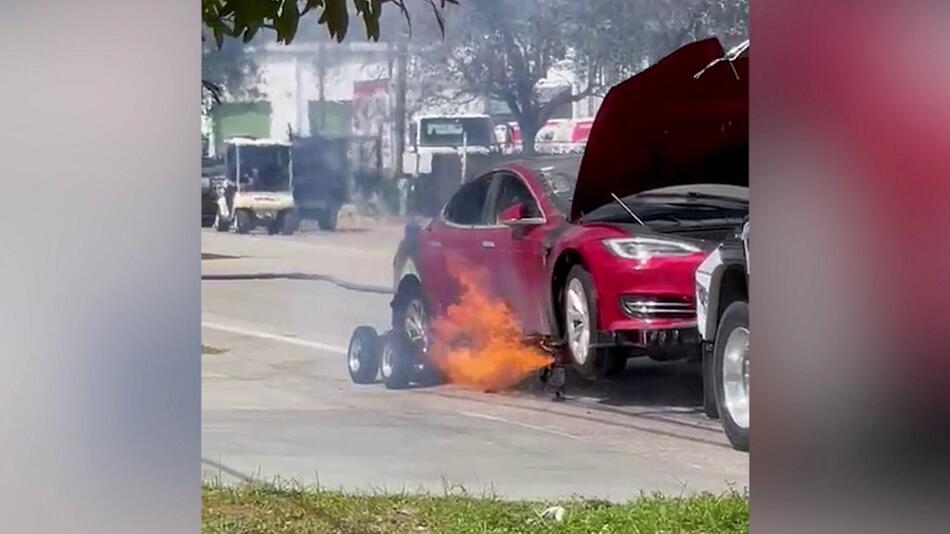 Brennender Tesla