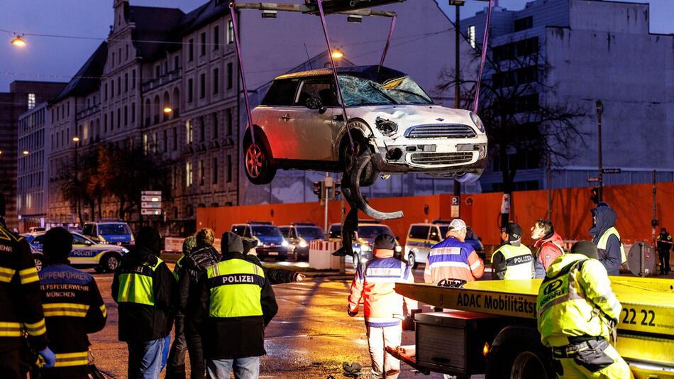 Auto in München in Menschengruppe gefahren