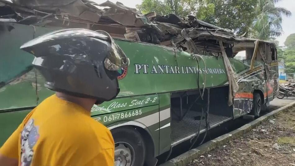 Busunglück in Indonesien: Mindestens zwölf Tote, mehrere Verletzte