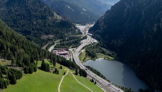 Der Verkehrsbelastung am Brenner wird bei der Demo heftig kritisiert