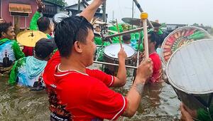 Gute Laune trotz Flut: Blaskapelle spielt sich durch hüfthohes Wasser auf den Philippinen
