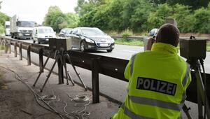 Polizist bei Geschwindigkeitskontrolle
