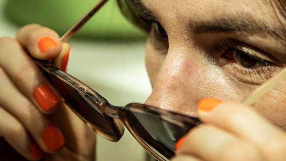 Abdrücke an der Nase einer Frau beim Tragen der Sonnenbrille