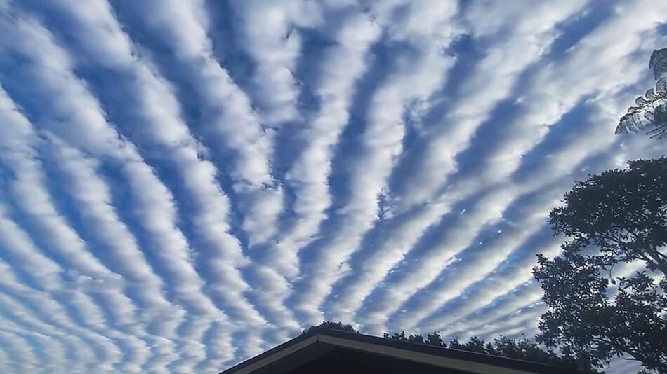 „Altocumulus“-Formation: Seltenes Wolkenmuster über Queensland