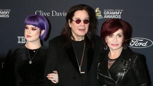 Ozzy Osbourne mit seiner Tochter Kelly und Ehefrau Sharon im Jahr 2020.