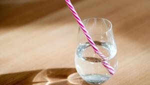 Ein Glas Mineralwasser mit einem Strohhalm