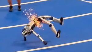 Crash beim Testlauf: Roboter geht nach Sprint in Funken auf