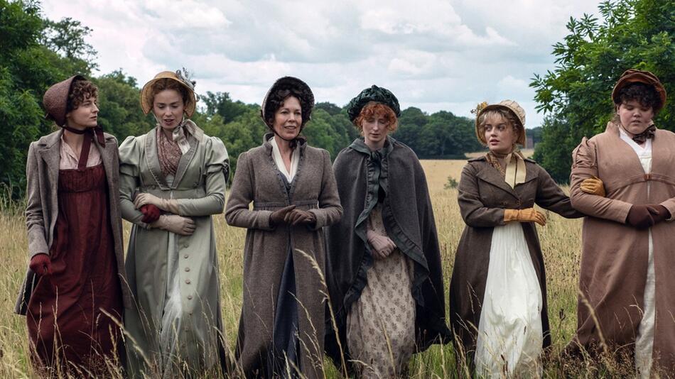 Mrs. Bennet (Olivia Colman, 3.v.l.) im Kreise ihrer Töchter (u.a. Emma Corrin, l.)