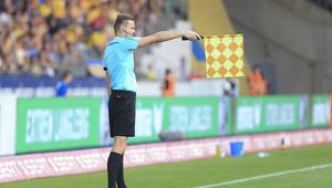 Linienrichter mit Abseitsfahne