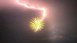 Blitz trifft Feuerwerk: Seltenes Spektakel über Japans Küste