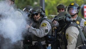 Foto von Polizeibeamten, die am 11. Juni 2025 in Los Angeles, Kalifornien, auf Demonstranten feuern