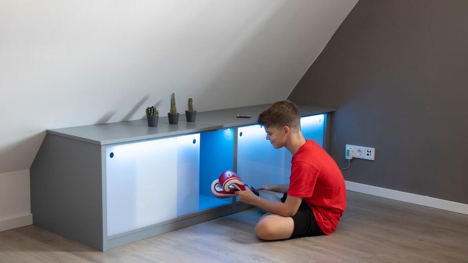 Ein Einbauschrank mit Beleuchtung