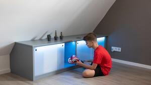 Ein Einbauschrank mit Beleuchtung