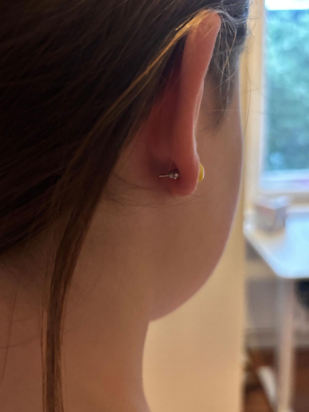 Ein junges Mädchen trägt einen Ohrstecker