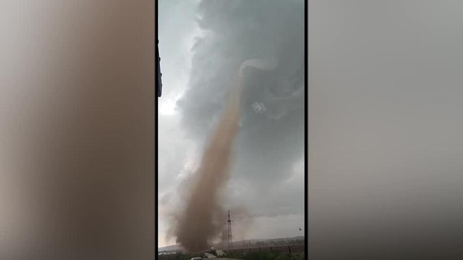 Tornado wirbelt in der Inneren Mongolei