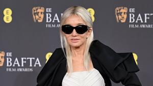 Vera Wang trug blonde Haare und schwarze Sonnenbrille.