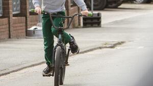 Junge fährt Fahrrad