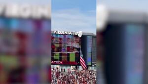 Fallschirmspringer bleibt an Stadion-Anzeigentafel hängen