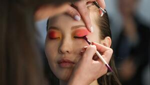 Bye-Bye Clean-Girl-Look: Ein auffälliger Lidschatten macht den Editorial-Make-up-Look aus.