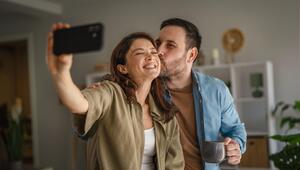 Lachendes Paar macht Selfie