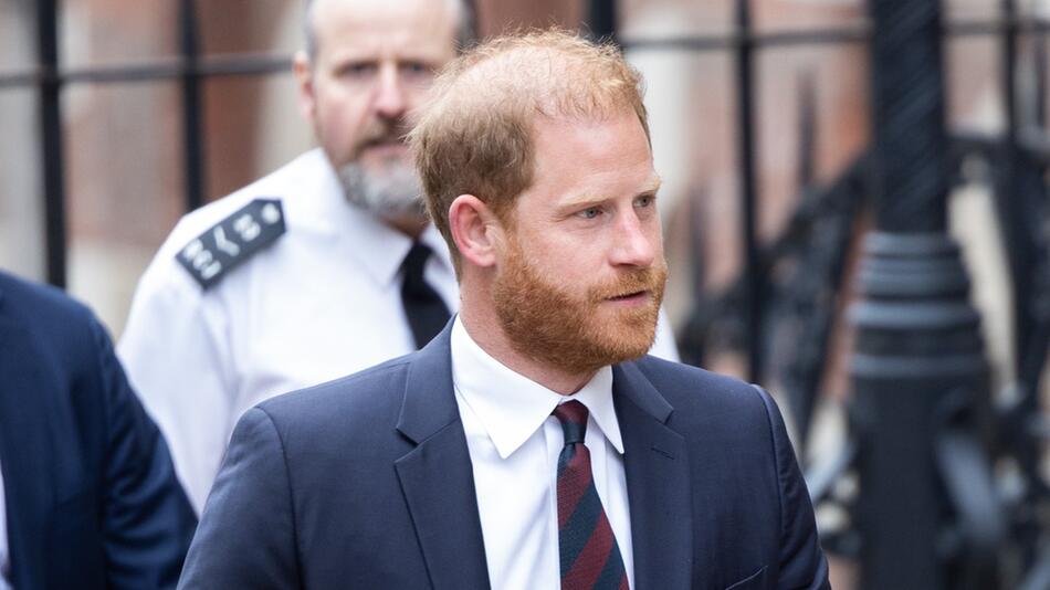 Prinz Harry bei Ankunft vor dem Gerichtsgebäude in London.
